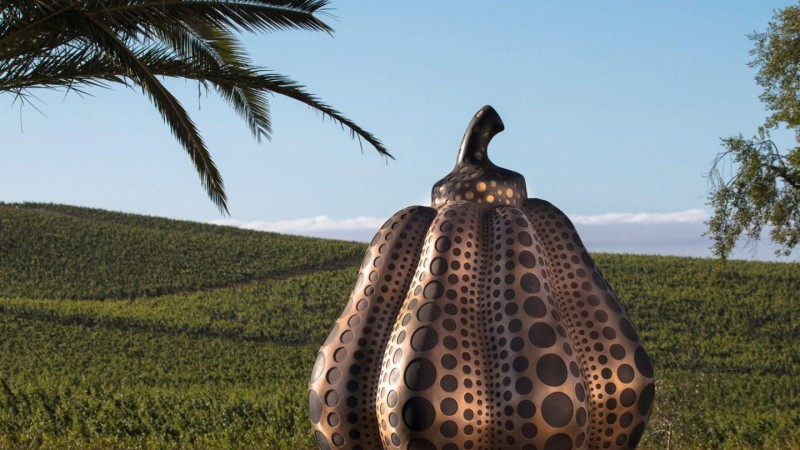 草间弥生和艾未来的雕塑坐落于一座酒庄,美国加利福尼亚,Allan Warburg