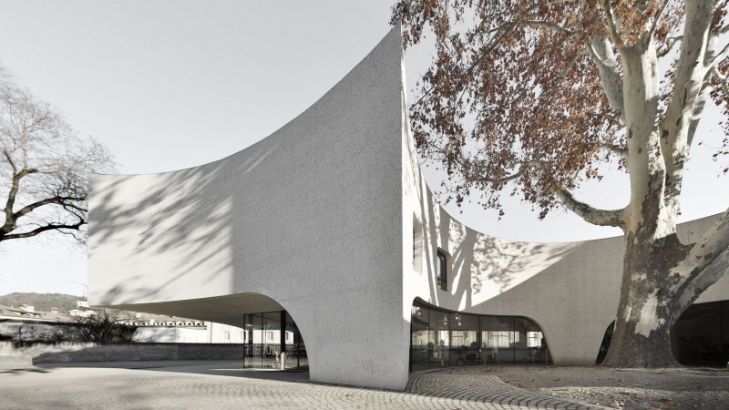 一个拥抱树的旅游问询处,意大利南蒂罗尔,MoDus Architects