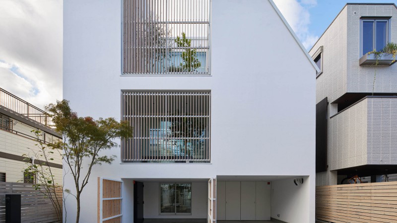 由庭院连接的房屋,日本,Naf Architect & Design