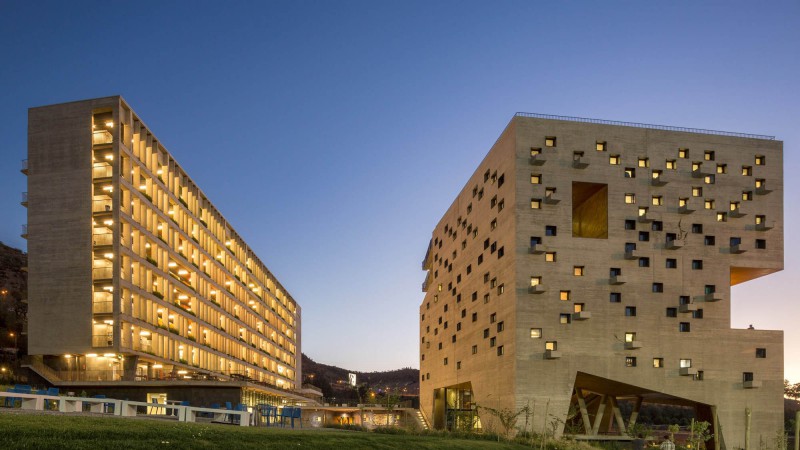 Diego Portales 大学经济与商业学院，圣地亚哥，Rafael Hevia & Rodrigo Duque Motta & Gabriela Manzi