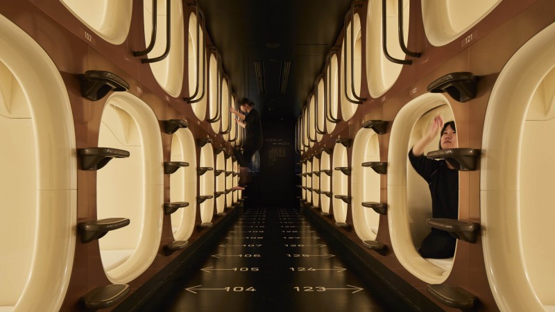 九小时胶囊旅馆，大阪，  Naruse Inokuma Architects