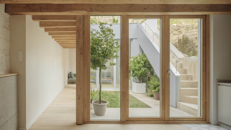 党墙之间的房子，西班牙，  Ansede Quintáns arquitectos