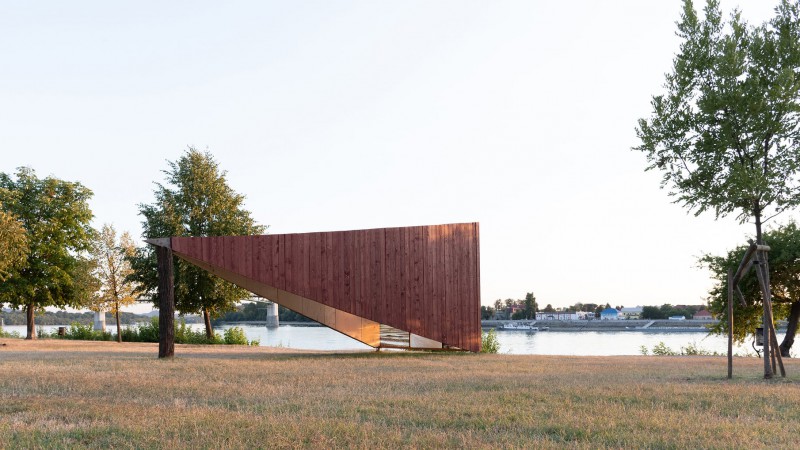 Lying Red Pyramid ，匈牙利， Paradigma Ariadné