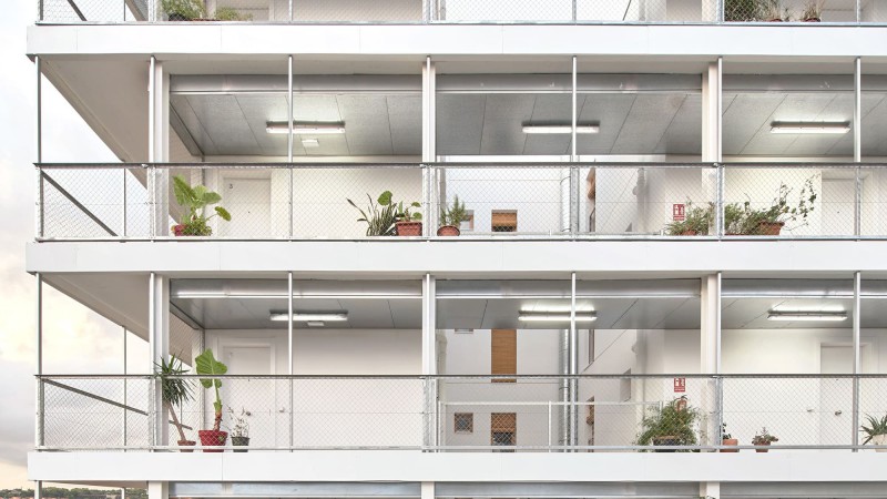 La Chalmeta 32个合作住房单元 ，巴塞罗那， Pau Vidal + Vivas Arquitectos