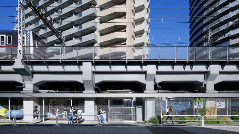 町屋高架铁路下的幼儿园 ，日本， Takahiro Akiyama Architects + Atelier HMC